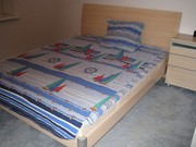 Двухспальная кровать с прикроватной тумбочкой